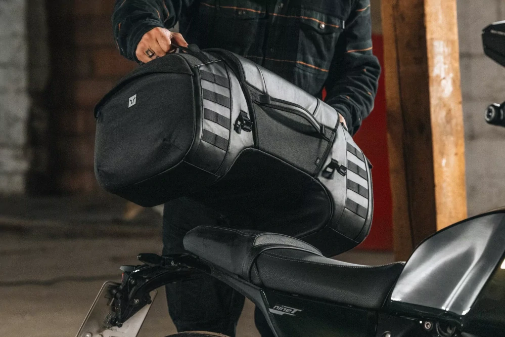 Zadní sedadlová motocyklová textilní brašna SW MOTECH LEGEND GEAR TAILBAG LR5 barva černá, celkový objem  52 litrů