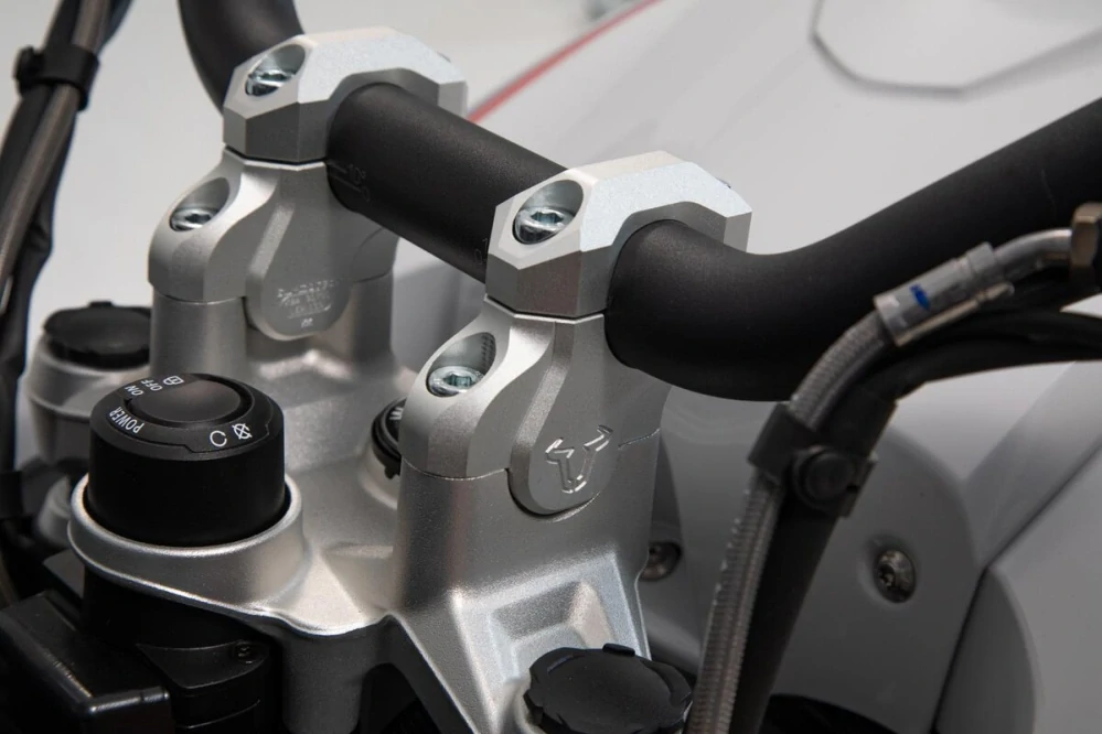 Zvýšení / vyvýšení řidítek motocyklu SW-MOTECH pro BMW viz popis , zvýšení o 32  mm, barva stříbrná