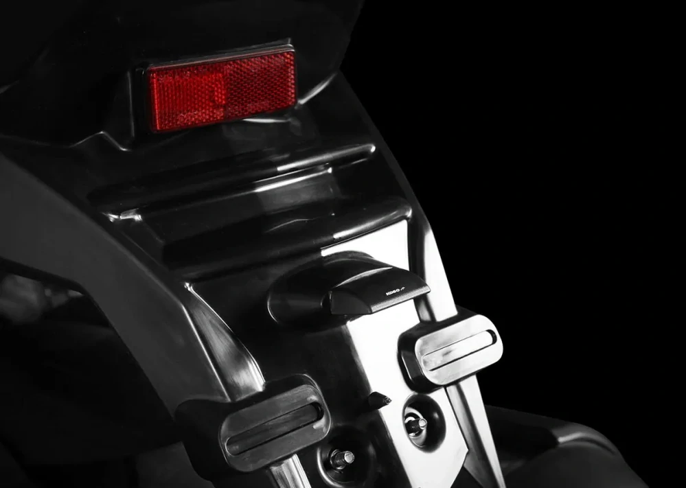 Led osvětlení SPZ motocyklu KOSO BLADE LED LICENSE PLATE LIGHT HD008000 barva černá, rozměry délka 16,5 mm x šířka 43,8 mm x výška 11 mm