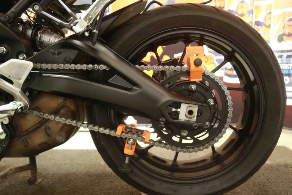 Laserový přípravek pro přesné seřízení zadního kola motocyklu TRU TENSION MOTORCYCLE CHAIN TENSIONING TOOL 