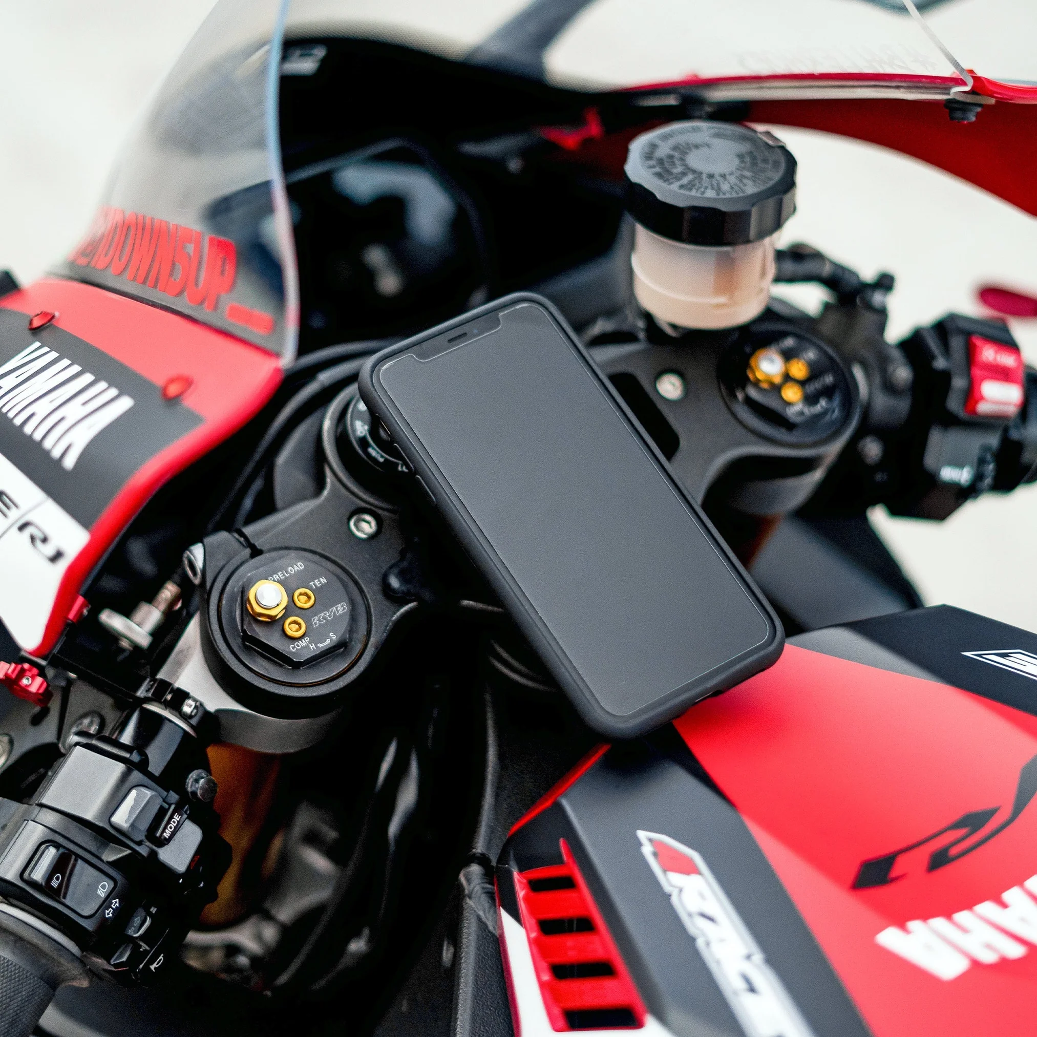 Držák mobilního telefonu do středu řídítek motocyklu SP CONNECT MOTO STEM MOUNT 53214 pro průměr 12-29,9 mm, včetně 6-ti kusů podložek