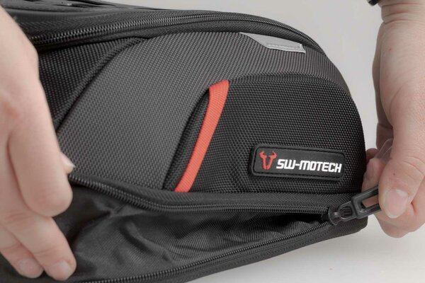 Magnetický tank bag na nádrž motocyklu SW-MOTECH PRO DAYPACK MAGNET TANK BAG černá/šedá, 29,0 x 22,5 x 12,5 cm, objem 6 až 9 litrů