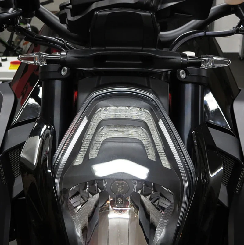 Homologovaný led motocyklový blinkr  MOTOGADGET MO.BLAZE ICE pozice montáže zadní nebo přední, balení 1 kus, barva černé tělo/čiré zakončení blinkru  