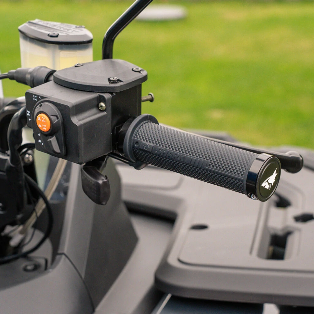 Kompletní sada vyhřívaných rukojetí a vyhřívání sedadla lock-on s ovládáním integrovaným přímo v rukojeti + výhřev palce pro čtyřkolky a sněžné skútry SHARK HEATED GRIPS LOCK ON 4 ZONE pro řídítka o průměru 22 mm