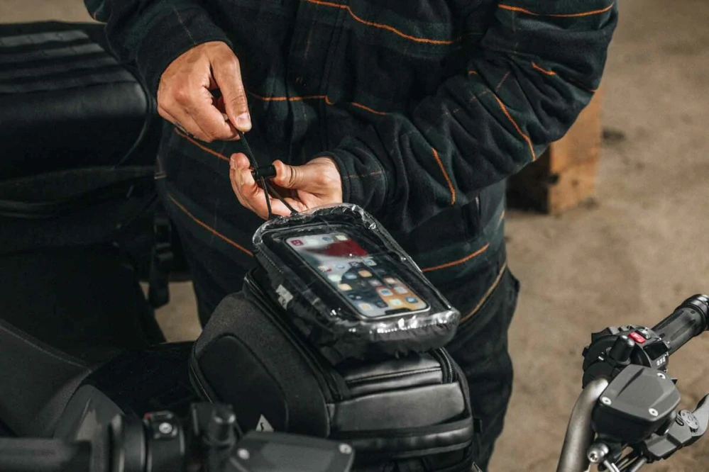 Přepravní taška / obal na smartphone k tank bagu na nádrž motocyklu SW MOTECH LEGEND SMARTPHONE BAG barva černá, rozměr 11,0 x 19,0 x 2,5 cm