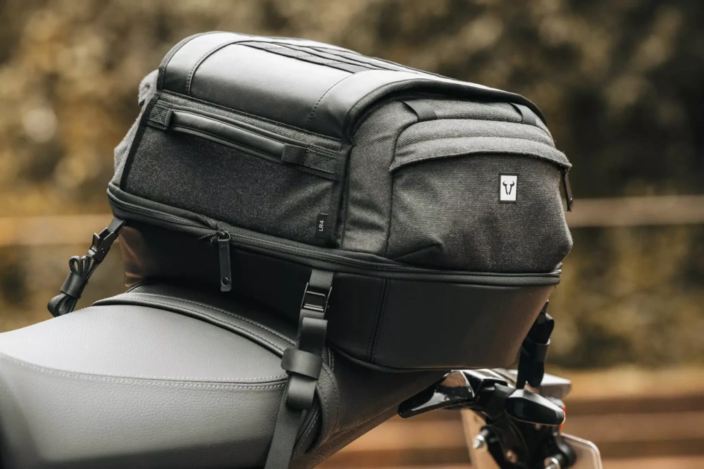 Zadní sedadlová motocyklová textilní brašna SW MOTECH LEGEND GEAR TAILBAG LR4 barva černá, celkový objem 18 až 25 litrů