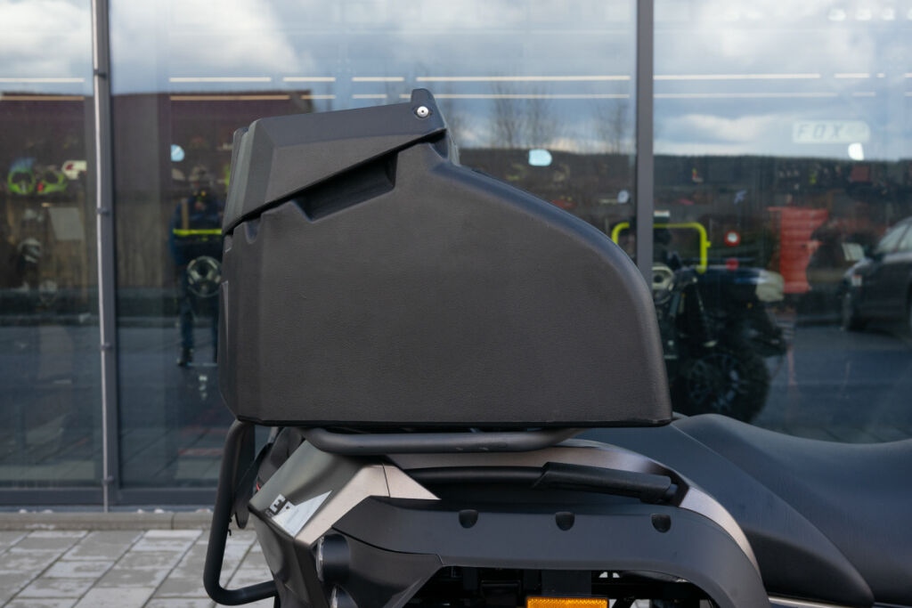 Uzamykatelný zadní box na čtyřkolku SHARK Accessories box AX100 černý vnitřní prostor 100 litrů 