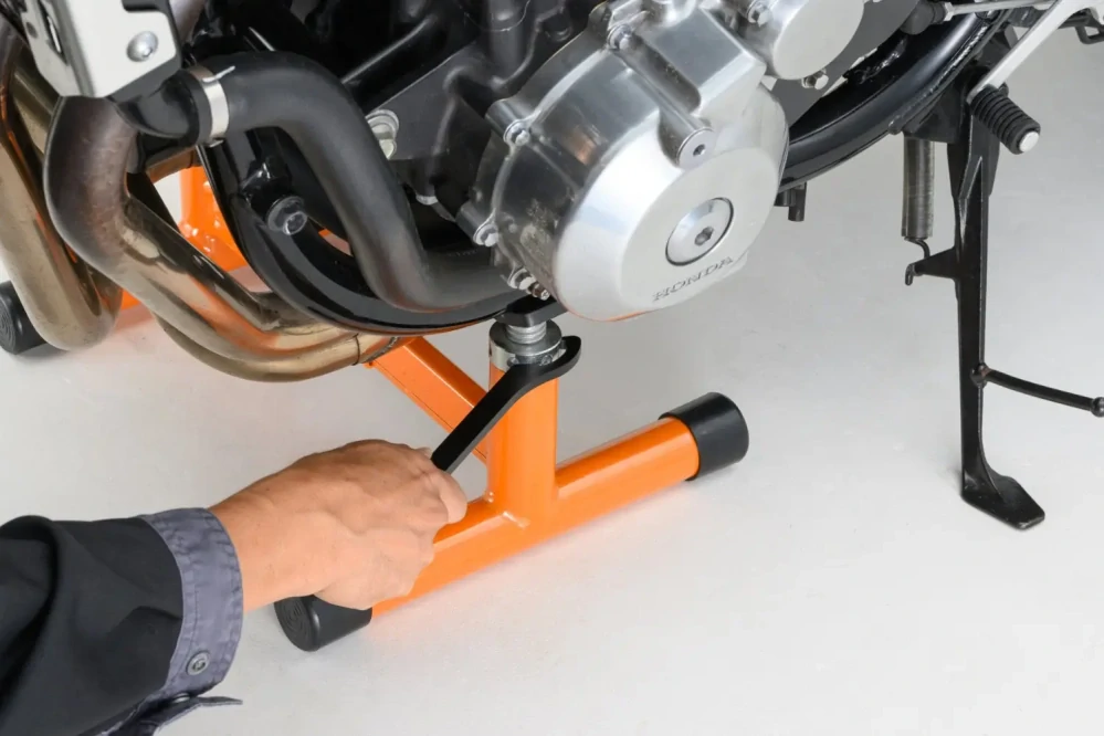 Nastavitelný motocyklový stojan DAYTONA ADJUSTABLE LIFT STAND 27934 barva oranžová/černá, nosnost stojanu 200 kg, zvedací výška max. 270 mm