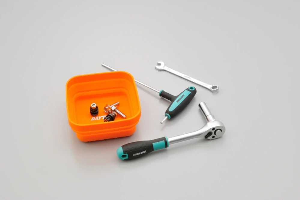 Magnetická silikonová skládací miska na nářadí DAYTONA SILICONE TRAY MAGNETIC ROUND barva oranžová, tvar čtverec 