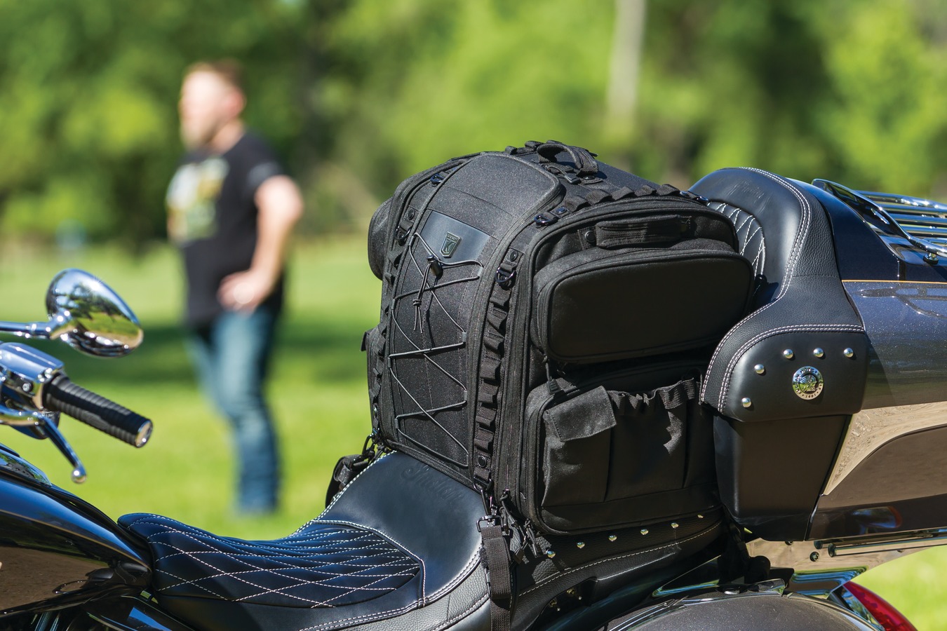 Textilní brašna na motocykl KURYAKYN BAG MOMENTUM ROAD WARRIOR černá objem 59 litrů 