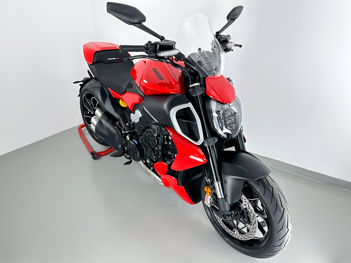 Plexi motocyklu WRS TOURING pro DUCATI DIAVEL V4 1200 ABS rok 2023, výška plexi 33,5 cm, šíře plexi 28 cm, barva čirá