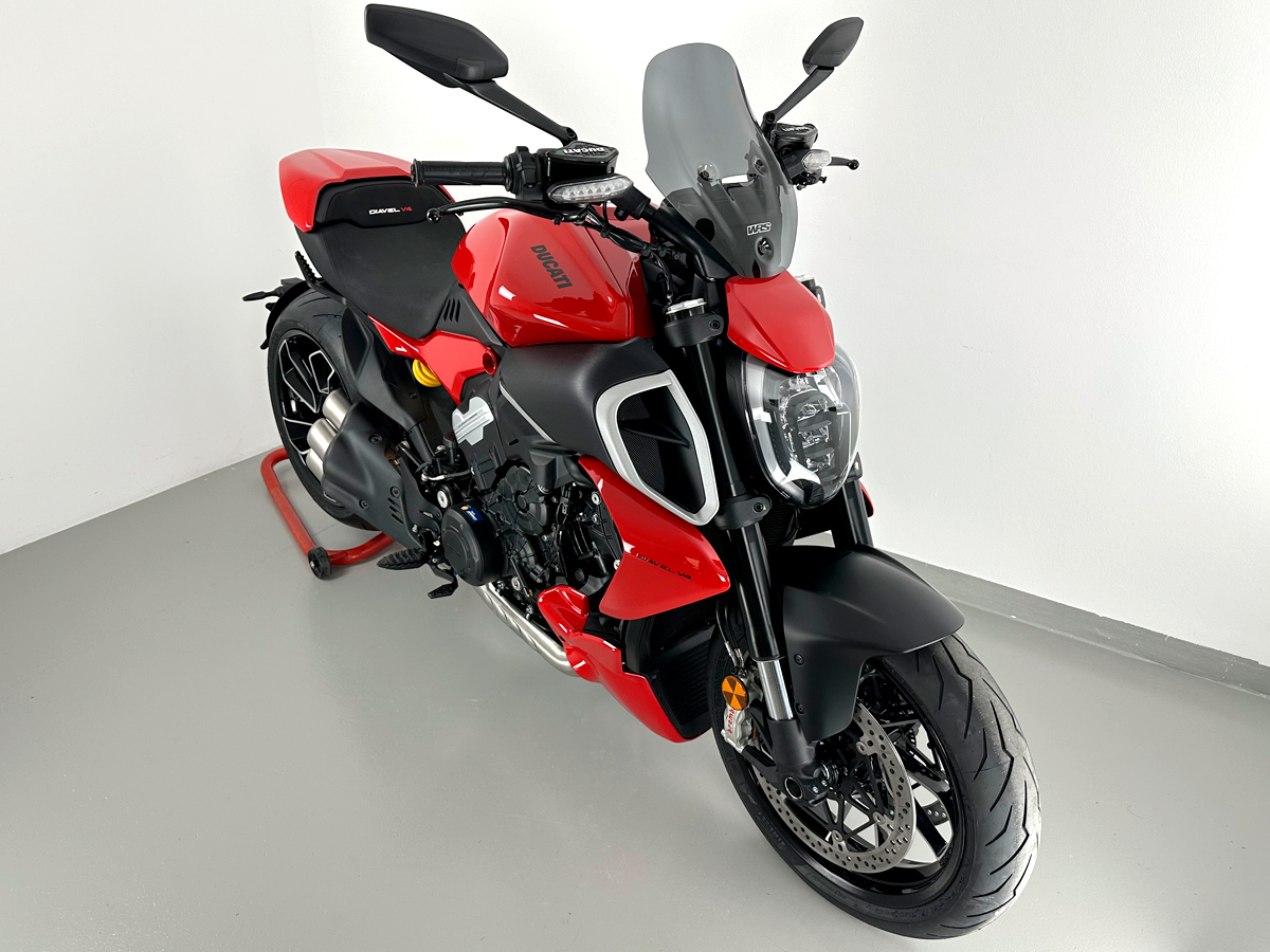 Plexi motocyklu WRS TOURING pro DUCATI DIAVEL V4 1200 ABS rok 2023, výška plexi 33,5 cm, šíře plexi 28 cm, barva kouřová
