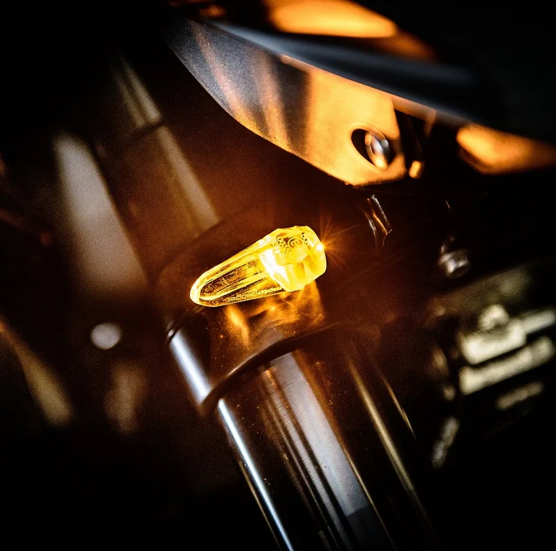 Homologovaný led motocyklový blinkr  MOTOGADGET MO.BLAZE ICE pozice montáže zadní nebo přední, balení 1 kus, barva černé tělo/čiré zakončení blinkru  