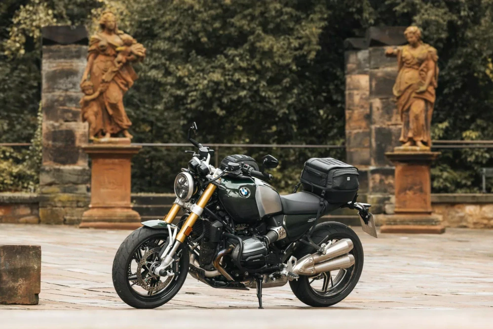 Zadní sedadlová motocyklová textilní brašna SW MOTECH LEGEND GEAR TAILBAG LR4 barva černá, celkový objem 18 až 25 litrů