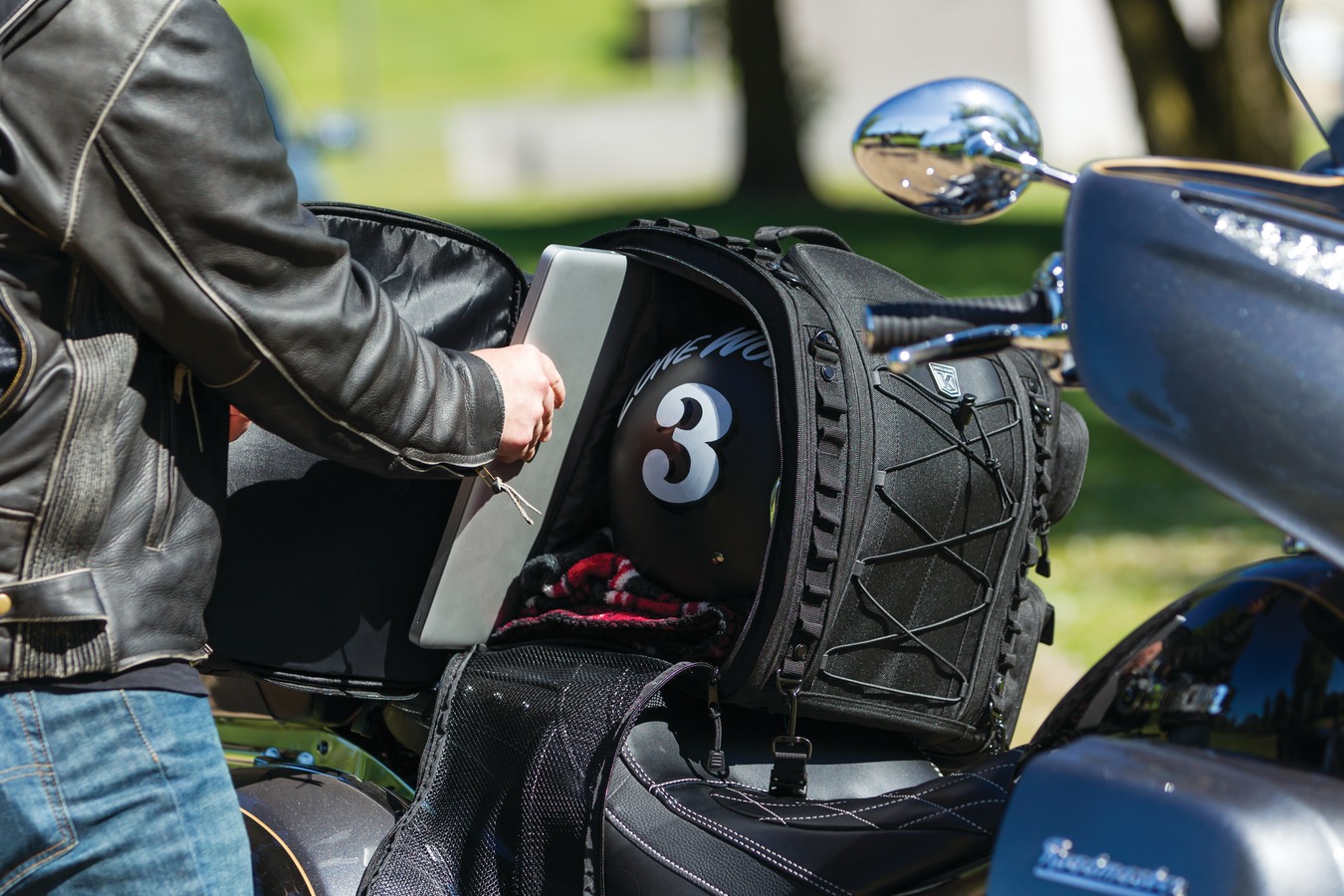 Textilní brašna na motocykl KURYAKYN BAG MOMENTUM ROAD WARRIOR černá objem 59 litrů 