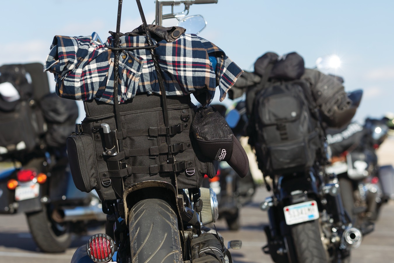 Textilní brašna na motocykl KURYAKYN BAG MOMENTUM VAGABOND černá objem 45,9 litrů