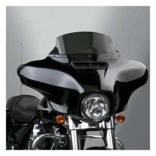 Plexi motocyklu NATIONAL CYCLE verze nízká N20411 pro HARLEY DAVIDSON FLHT, FLHTK, FLHTKL, FLHTKCUL rok 2014–2024 barva tmavě šedá, výška plexi 18,4 cm 