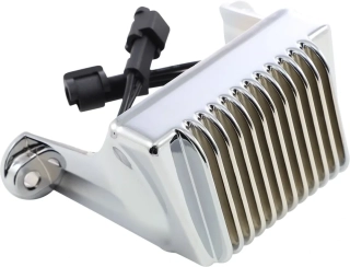 Regulátor dobíjení / regulátor napětí DRAG SPECIALTIES PREMIUM VOLTAGE REGULATOR pro HARLEY DAVIDSON FLHT/ FLHR/ FLHX/ FLTR rok 2006-2008 barva chromová 