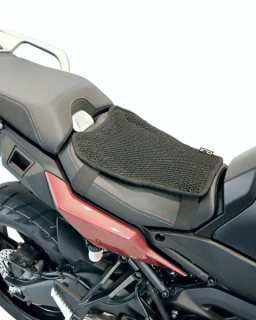 Přídavná podložka na sedadlo motocyklu OJ ATMOSFERE METROPOLITANE s.r SEAT COVER MESH barva černá, velikost M