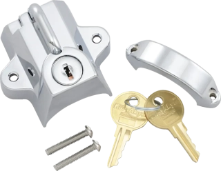 Zámek na motocyklovou přilbu KURYAKYN UNIVERSAL HELMET LOCK KUR4232 barva chromová, rozsah uchycení: 31,8 mm - 38,1 mm (1-1/4" - 1-1/2")
